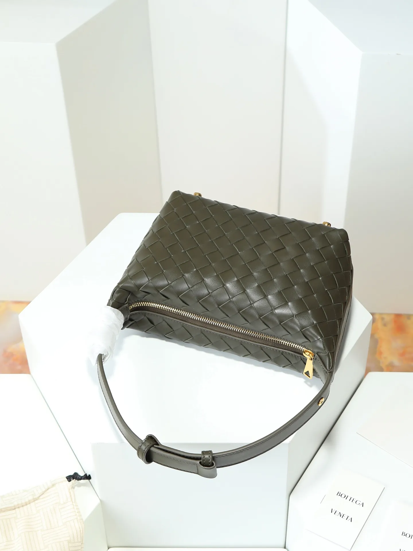Batch 1620. A lunch bag that is predicted to be popular again this year. The entire bag is made of top-grade naa lambskin. It is very soft and lightweight. It also uses the intrecciato weaving process that the two founders spent several months developing from the beginning of the brand. It is completely hand-woven by Italian craftsmen. It perfectly reflects the craftsmanship of Bottega. The entire bag shape is also a very practical and popular lunch box bag shape. The slightly curved arc of the bag mouth can also better fit our wrists. Style number: 754443 Size: 22*13*9